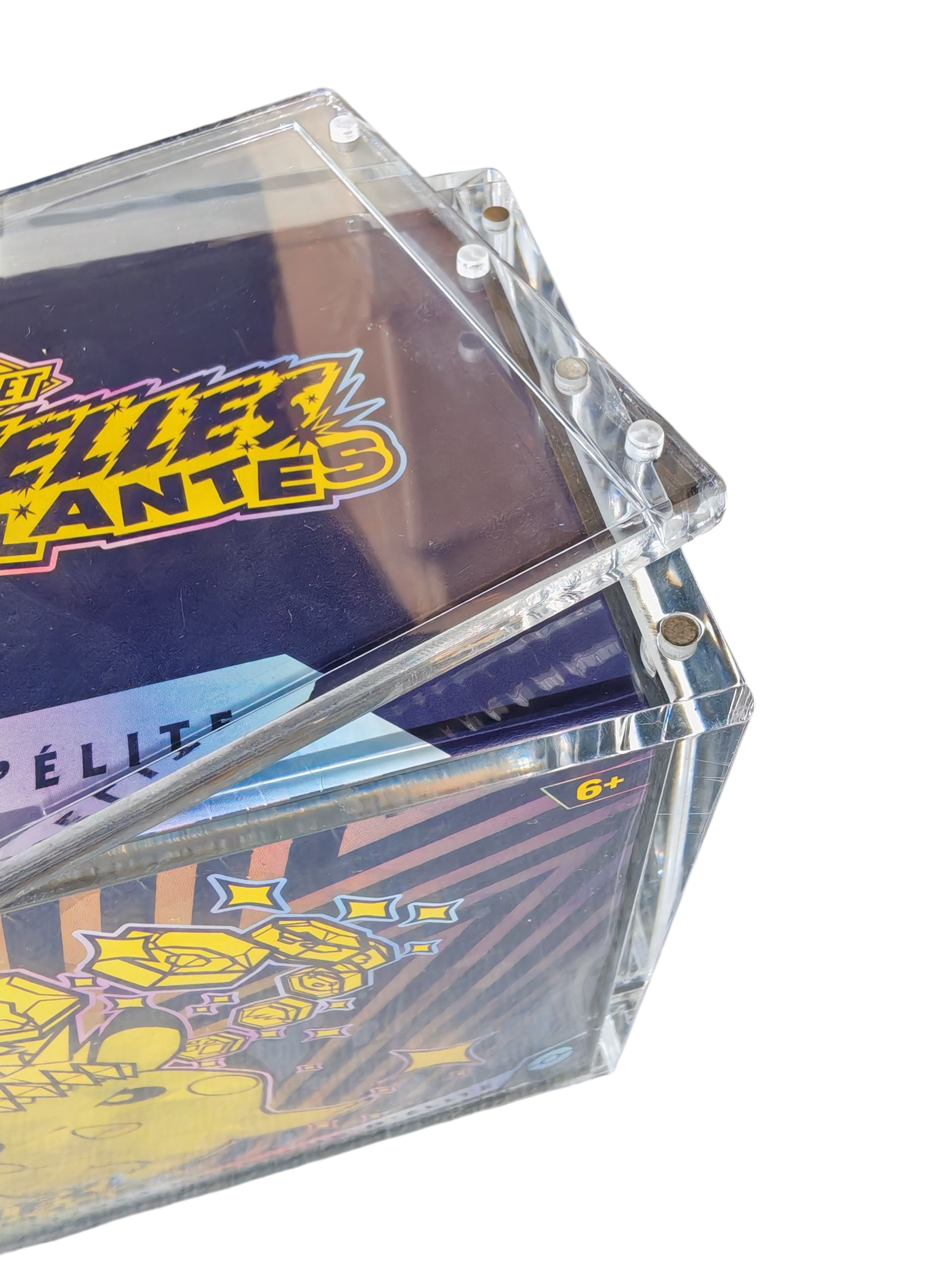 Protection acrylique pour ETB Pokémon, vue de détail